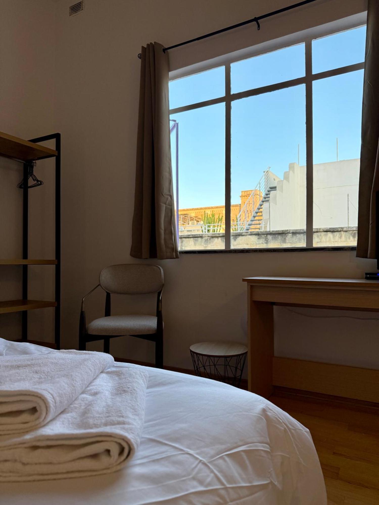 Hostal People & Places *