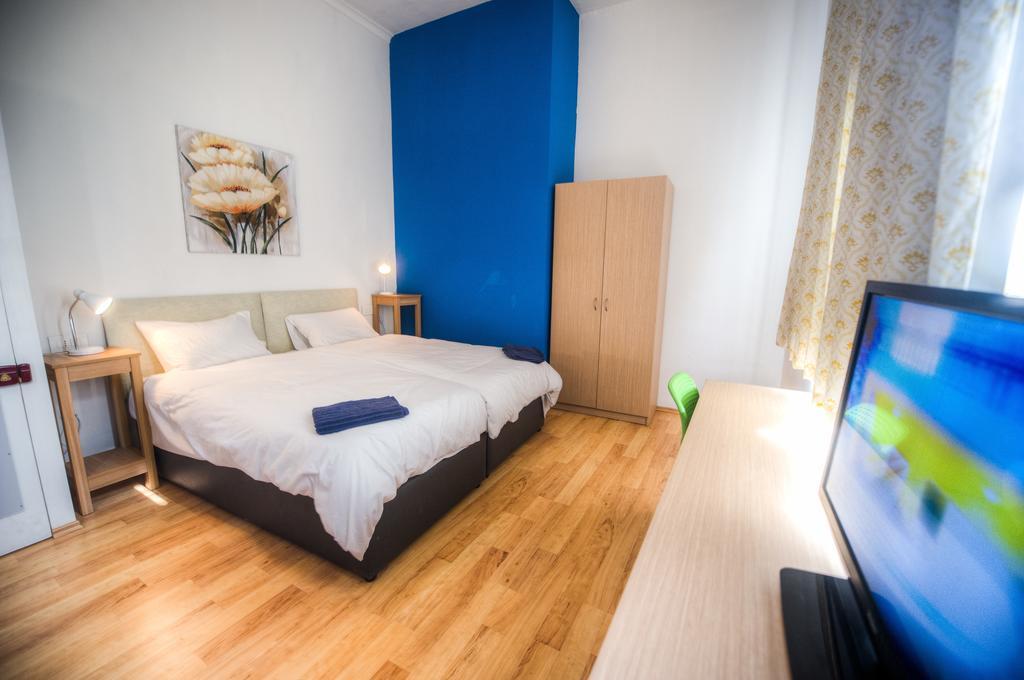 People & Places Hostal